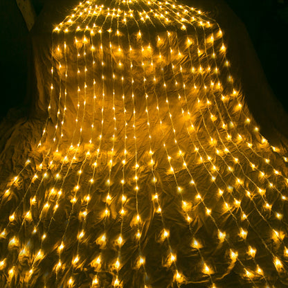 Disposición de fondo al aire libre de luces de red y luces de cadena de agua